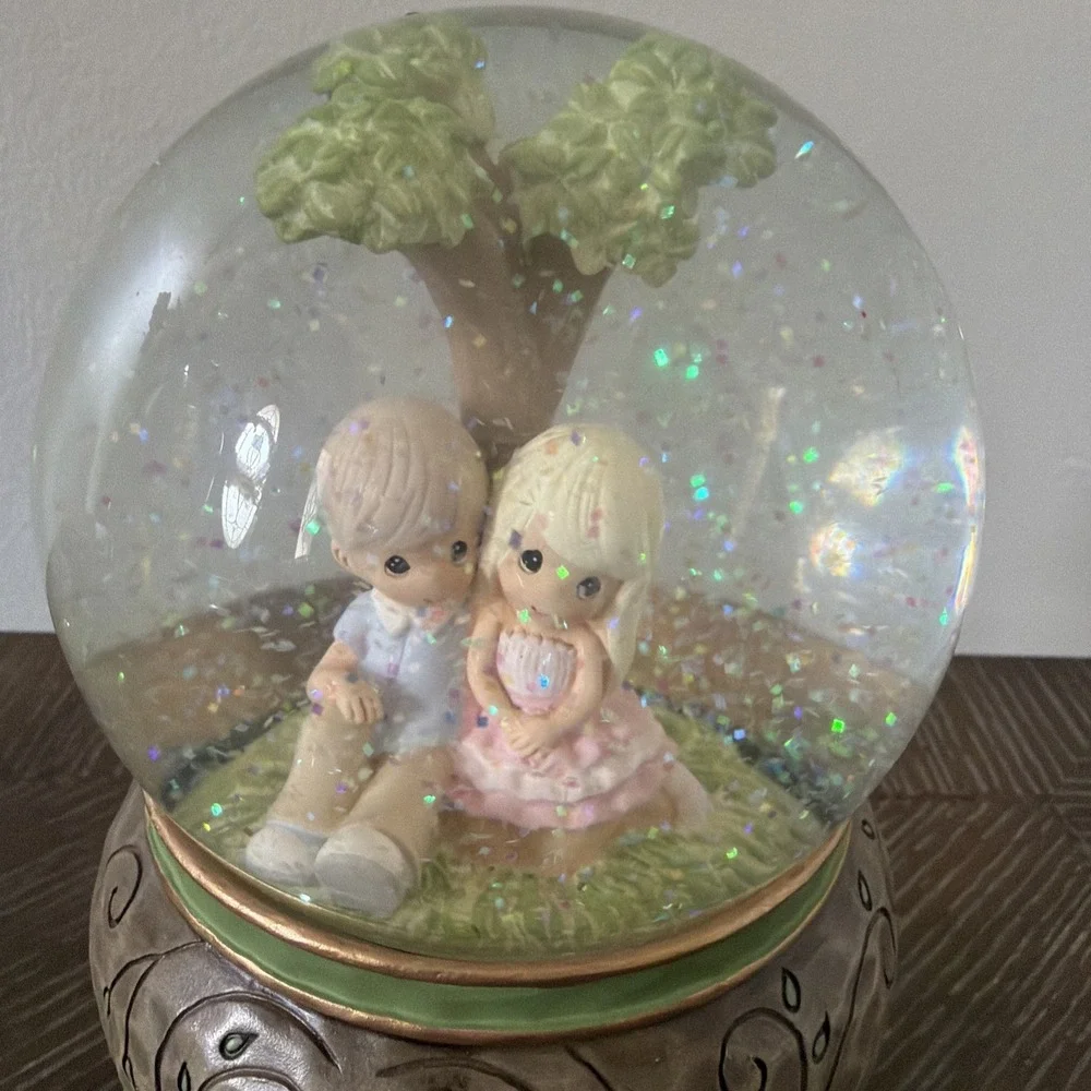 PRECIOUS MOMENTS MUSICAL SNOW GLOBE 